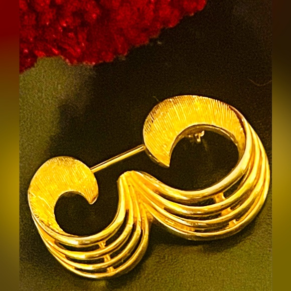 Coro Jewelry - Vintage Signed Coro Gold Open Swirl Brooch